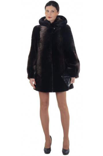 Короткая мутоновая шуба расцветки панда с норковой отделкой